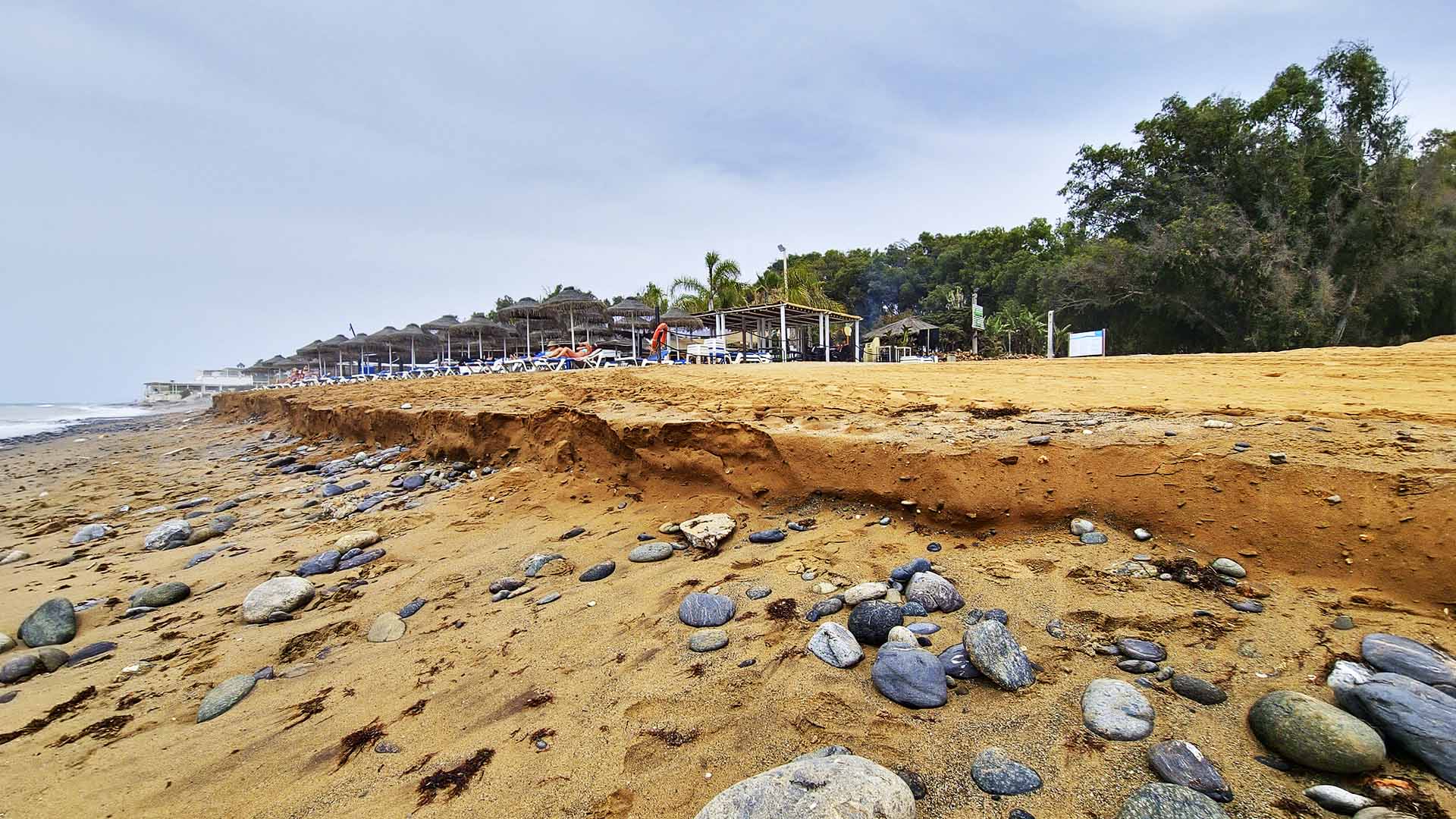 APYMESPA preocupada por los áridos vertidos por el Ayuntamiento en las playas de San Pedro Alcántara